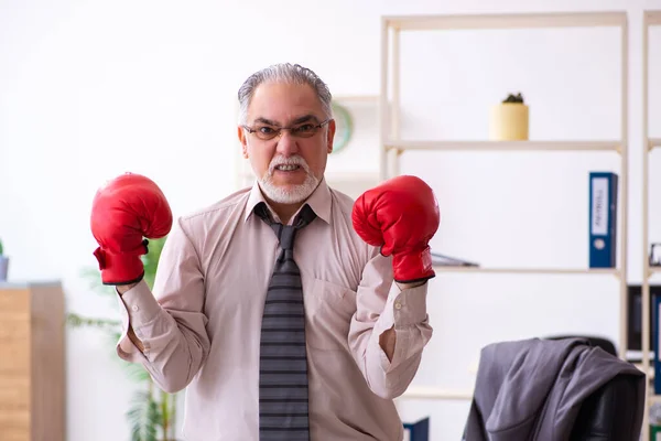 Affärsman arg och rasande på arbetsplatsen — Stockfoto