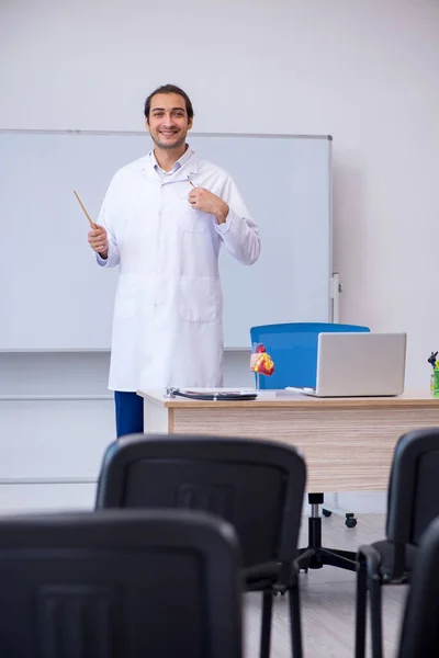 Genç erkek doktor sınıfta seminer veriyor. — Stok fotoğraf