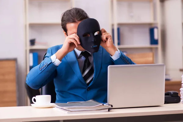 Jonge mannelijke werknemer draagt maskers in het kantoor — Stockfoto