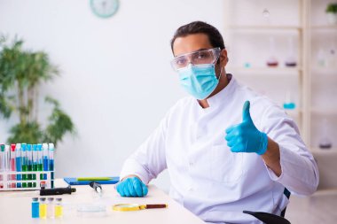 Laboratuvarda çalışan genç bir kimyager.