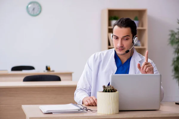 Giovane medico di sesso maschile nel concetto di telemedicina — Foto Stock