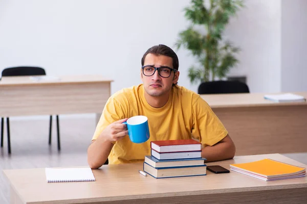 Jeune étudiant masculin ayant une pause pendant la préparation à l'examen — Photo