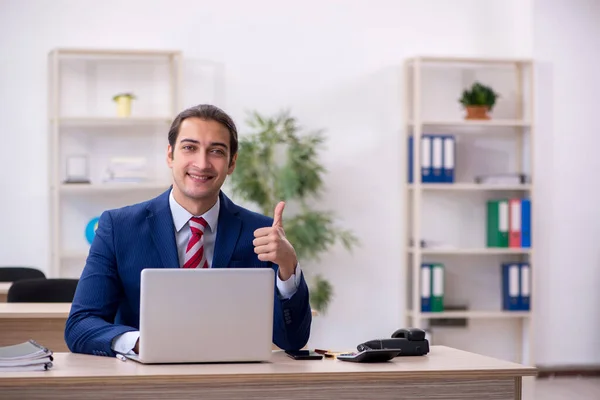 Junge männliche Angestellte sitzen im Büro — Stockfoto