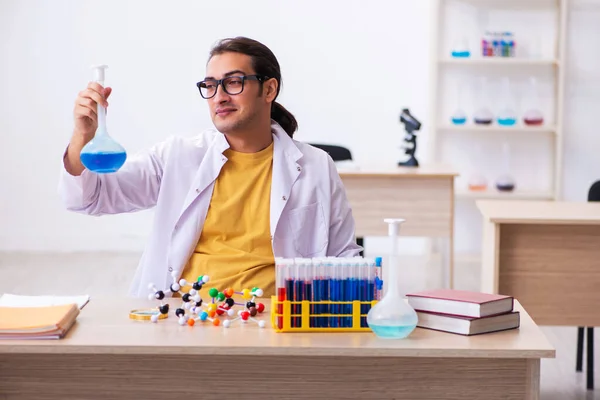 Fiatal férfi kémikus tanár az osztályteremben — Stock Fotó