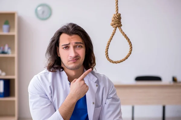 Молодой врач покончил жизнь самоубийством в больнице — стоковое фото
