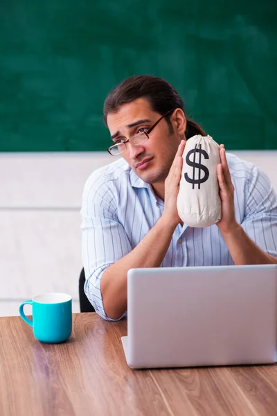 Joven profesor en concepto de remuneración —  Fotos de Stock