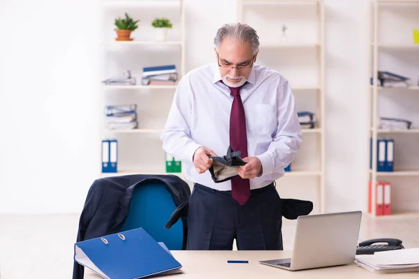 Oud zakenman werknemer in faillissement concept — Stockfoto