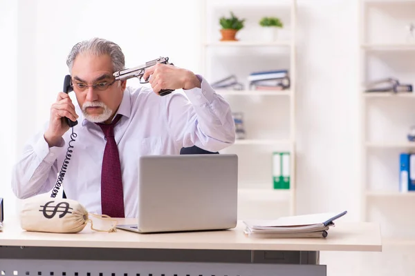 Old businessman employee in bankruptcy concept — Stock Photo, Image