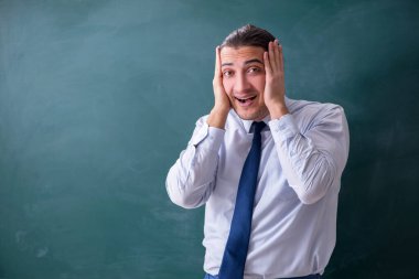 İş sunumu konsepti genç adam çalışanı