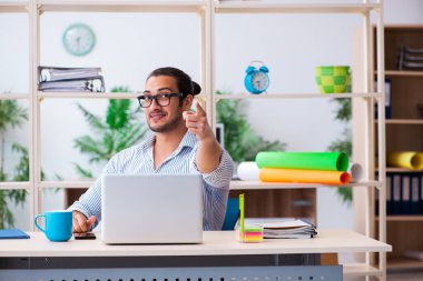 Ofiste çalışan genç bir erkek.