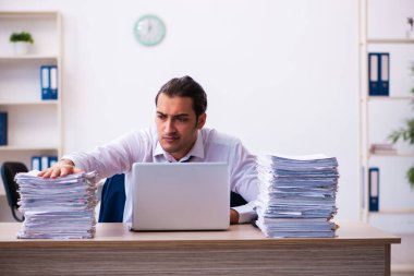 Genç bir erkek işçi aşırı işten memnun değil.