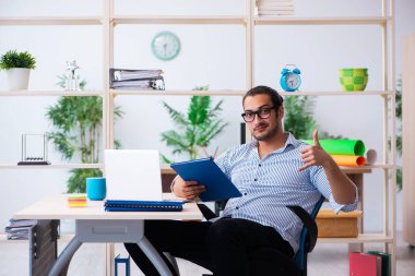 Ofiste çalışan genç bir erkek.