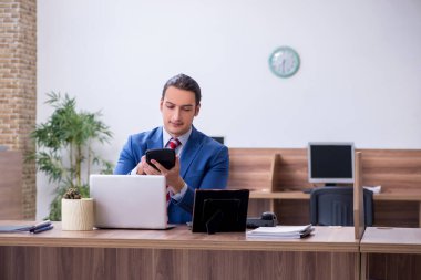 Ofiste çalışan başarılı genç bir erkek.