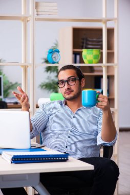 Ofiste çalışan genç bir erkek.