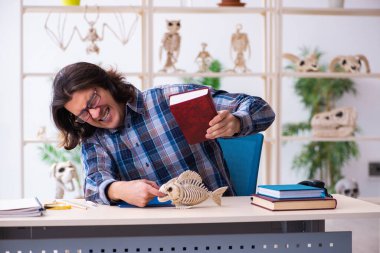 Sınıftaki genç erkek paleontolog.