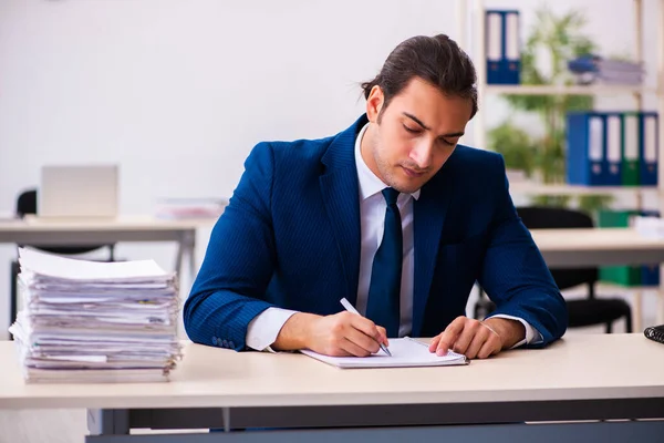 Jonge mannelijke werknemer werkzaam in het kantoor — Stockfoto