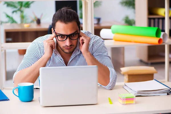 Joven empleado masculino que trabaja en la oficina — Foto de Stock