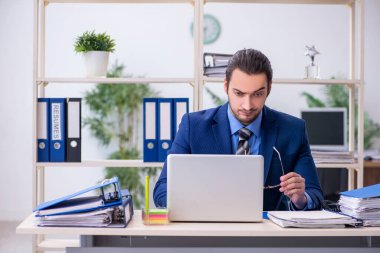 Genç işadamı aşırı işten memnun değil.