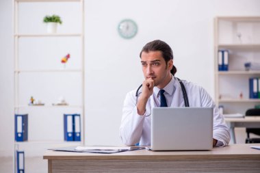 Teletıp konseptinde genç bir doktor.