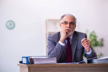 Ofiste çalışan deneyimli bir erkek.