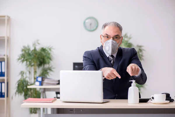 Gammel mannlig sjefsansatt som arbeider under pandemien – stockfoto