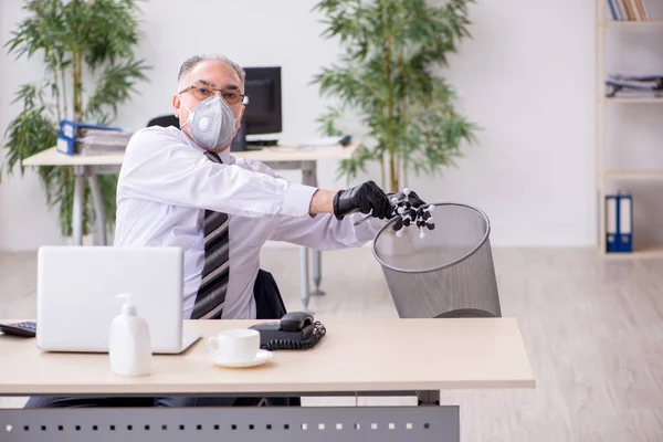 Gammal manlig chef anställd som arbetar under pandemi — Stockfoto