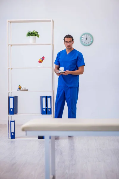 Giovane medico di sesso maschile che lavora in clinica — Foto Stock