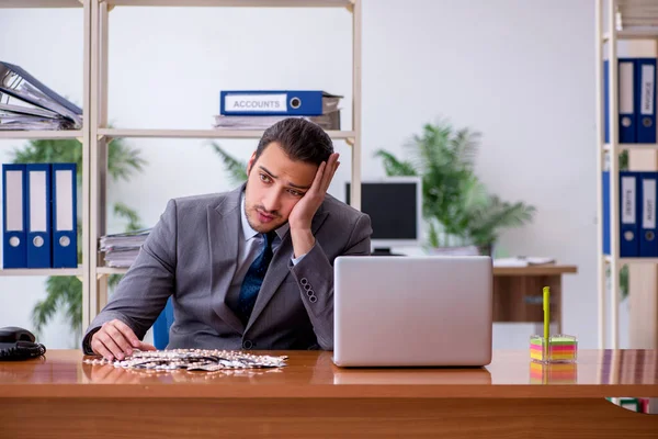 Ung manlig sjuk anställd som lider på arbetsplatsen — Stockfoto