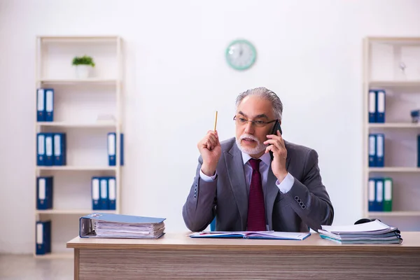 Employé masculin expérimenté travaillant dans le bureau — Photo