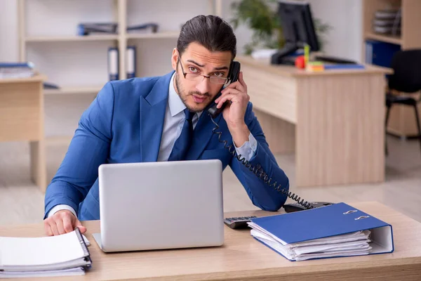 Young male businessman employee working in the office — Stock Photo, Image