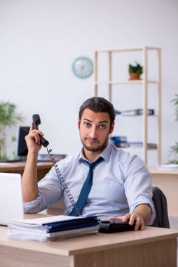 Ofiste çalışan genç bir muhasebeci.