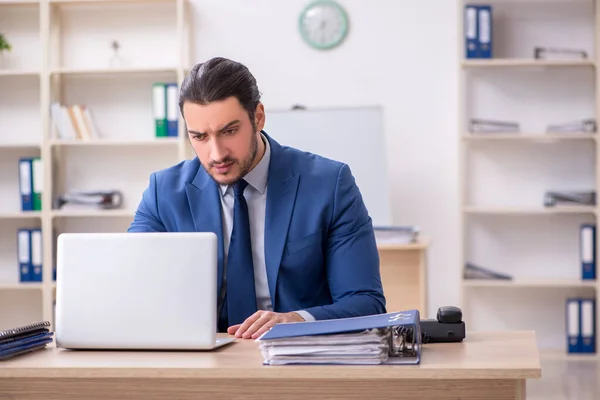 Jovem homem de negócios empregado trabalhando no escritório — Fotografia de Stock