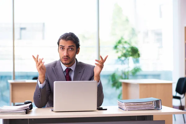 Jeune employé masculin travaillant au bureau — Photo