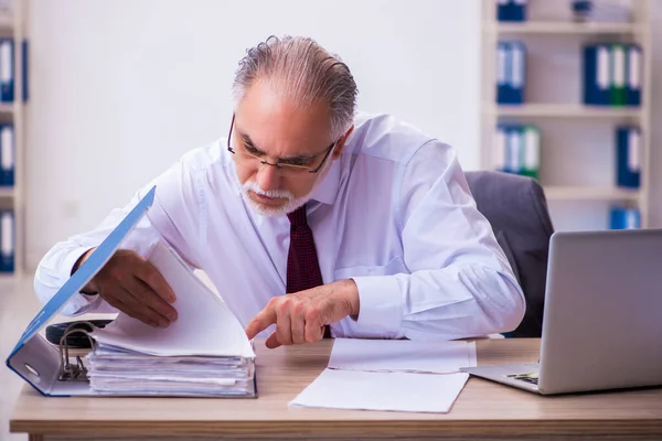 Vecchio dipendente maschile che lavora in ufficio — Foto Stock