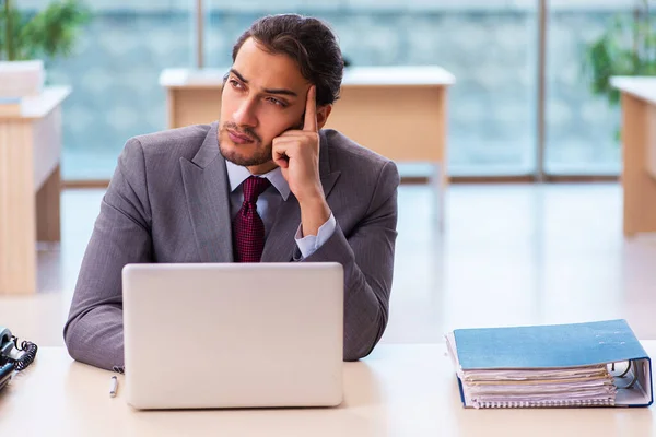 Jeune employé masculin travaillant au bureau — Photo