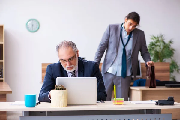 Antiguo jefe y su empleado secretario masculino en la conc gestión del tiempo — Foto de Stock