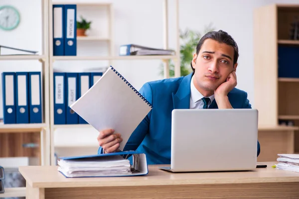 Ung stilig anställd sitter på kontoret — Stockfoto