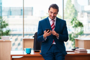 Ofiste çalışan yakışıklı bir genç.