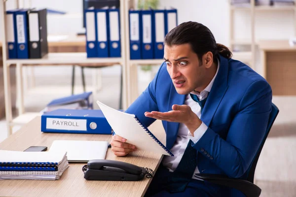 Junge hübsche Angestellte sitzen im Büro — Stockfoto