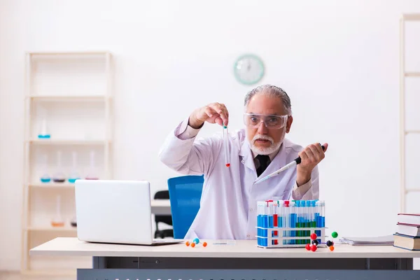 Alter Chemiker arbeitet im Labor — Stockfoto