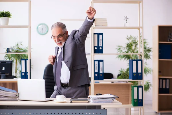 Vecchio dipendente maschile che lavora in ufficio — Foto Stock