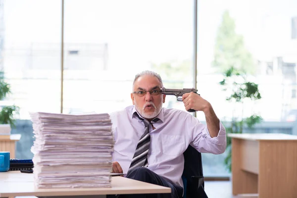 Betagter Geschäftsmann unzufrieden mit exzessiver Arbeit — Stockfoto