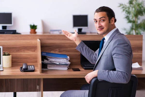 Jeune employé masculin travaillant au bureau — Photo