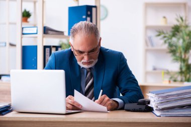 Yaşlı muhasebeci işyerinde aşırı çalışmaktan memnun değil.