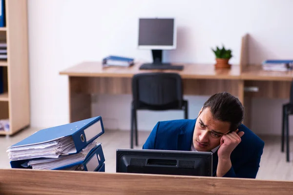 Jeune employé masculin mécontent du travail excessif au bureau — Photo