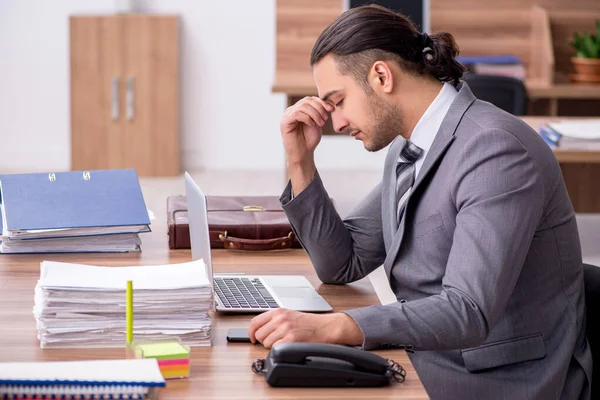 Joven empleado masculino que trabaja en la oficina — Foto de Stock