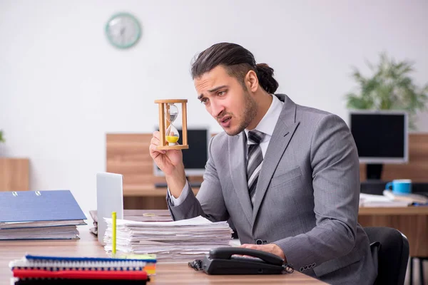 Fiatal férfi alkalmazott az irodai munkahelyen — Stock Fotó