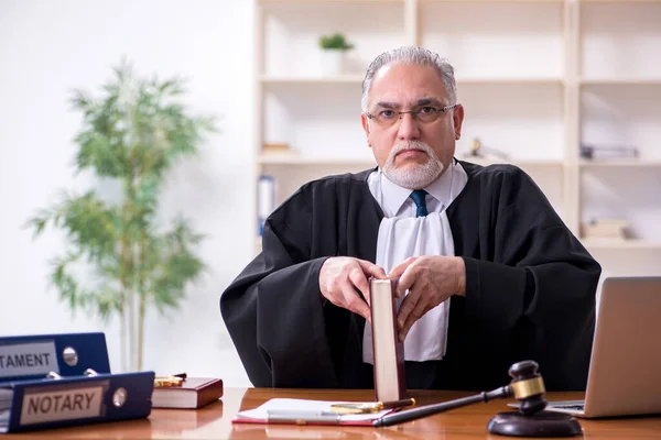 Viejo juez trabajando en el juzgado — Foto de Stock