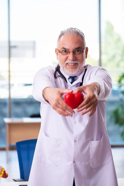 Viejo médico cardiólogo que trabaja en la clínica —  Fotos de Stock