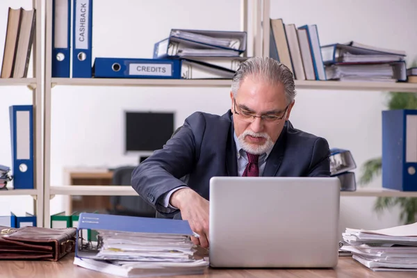 Ancien employé masculin malheureux avec un travail excessif — Photo